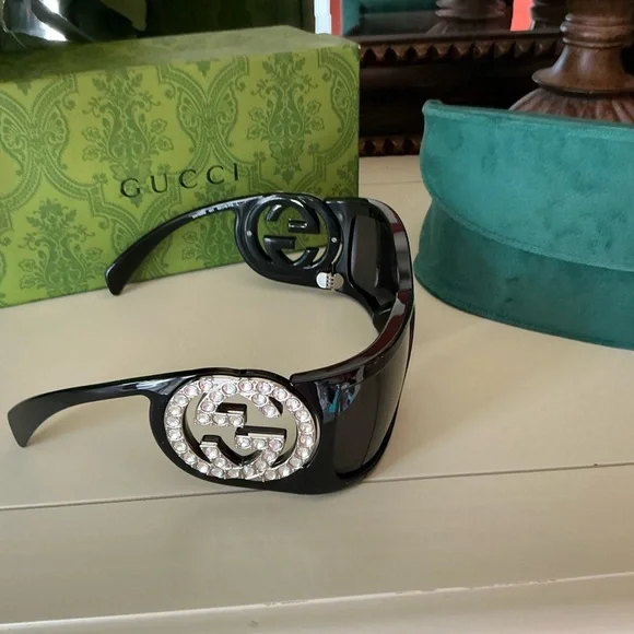 Gucci Women's Black and Green Tortoise Sunnies - Picture 7 of 9